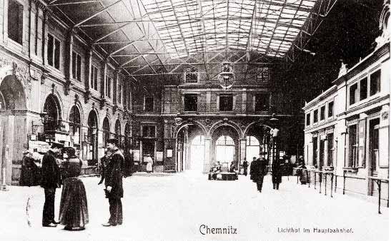Der Lichthof im Hauptbahnhof auf einer Postkartenansicht 