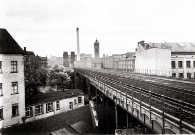 Eisenbahnbrcke ber die Chemnitz, Im Hintergrund die Fabrik von Schubert&Salzer mit dem Glockenturm ca. 1935