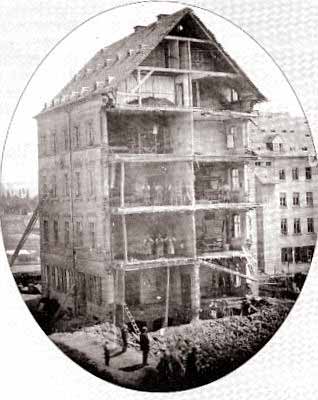 Einsturz des Hauses Sonnenstrae 34 im Jahr 1866.Vielleicht war dadurch die sehr hohe Bevlkerungsdichte und die berbelegung des Wohnraumes auf dem Sonnenberg mit erklrbar. 